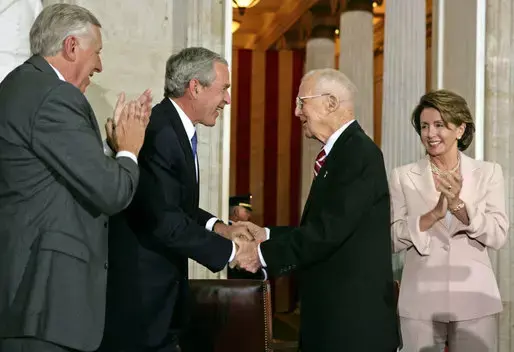 Norman Borlaug átveszi a Kongresszusi Arany Medált, az Amerikai Egyesült Államok legmagasabb, civilek számára adható kitüntetését.