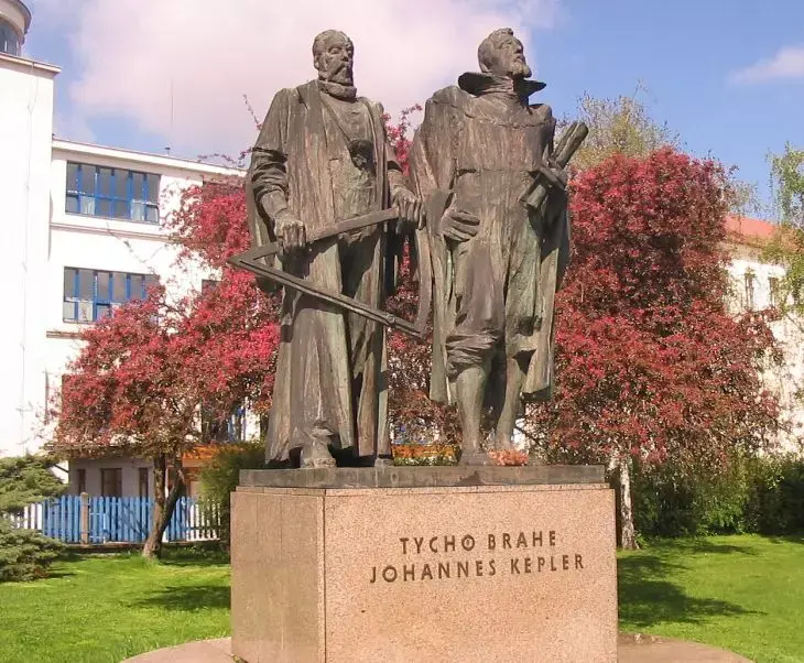 Kepler és Brahe prágai szobra. 
