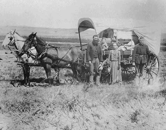 Nebraskában új életet kezdő család 1886-ból.