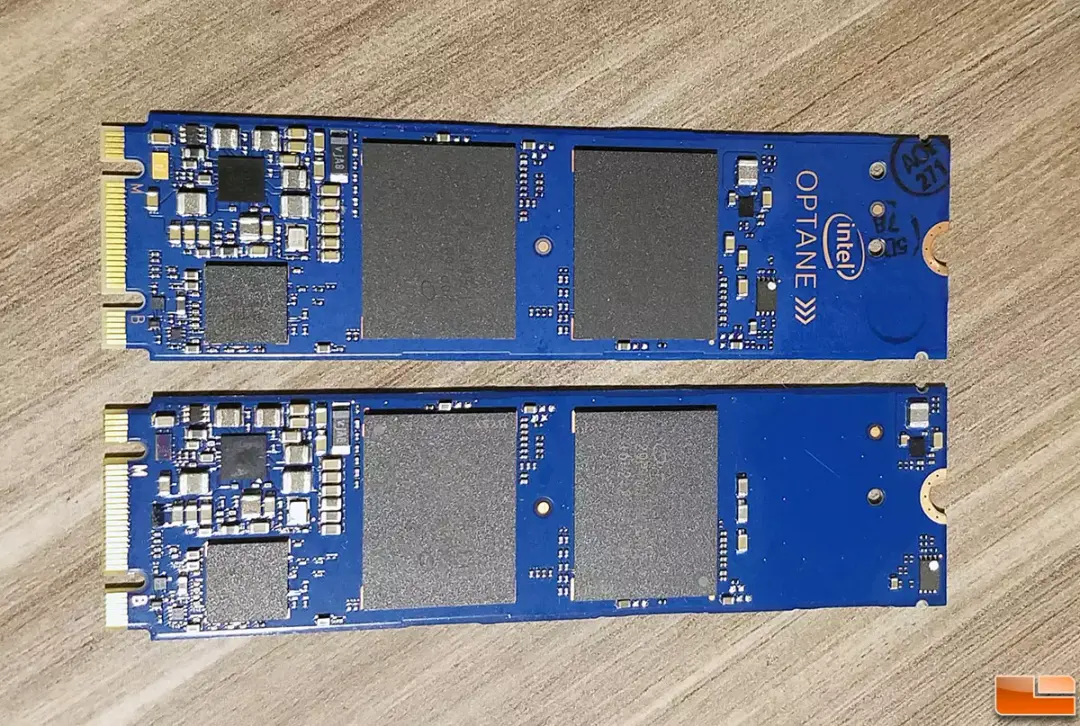 Alul az Optane Memory gyorsítótár, felül az Optane 800P család egyik tagja látható