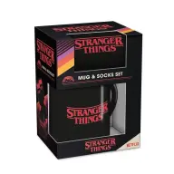 PYRAMID INTERNATIONAL Stranger Things logos bögre 320ml és zokni (EU méret: 41-45)