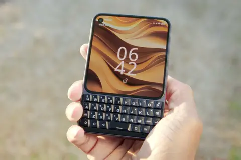 Hatalmas érdeklődés övezi a BlackBerry-ihlette új mobil Kickstarter kampányát