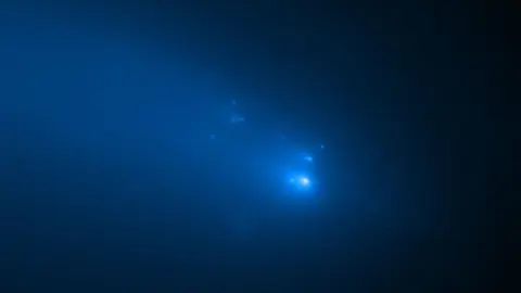 Széteső üstököst fotózott a Hubble