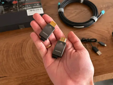 Felbukkant egy speciális, lecsatolható adapterekkel ellátott HDMI 2.1-es kábel, amivel akár 300 méternyi távolság is áthidalható