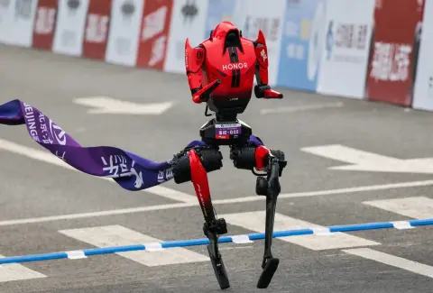 Már gyorsabban futja egy robot a félmaratont, mint a világ legjobb futói