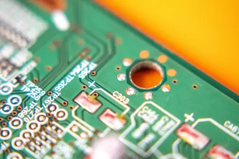 Iráni találat ért egy fontos létesítményt – Masszív drágulás jön mindennél, ami nyomtatott áramköri lapot alkalmaz?