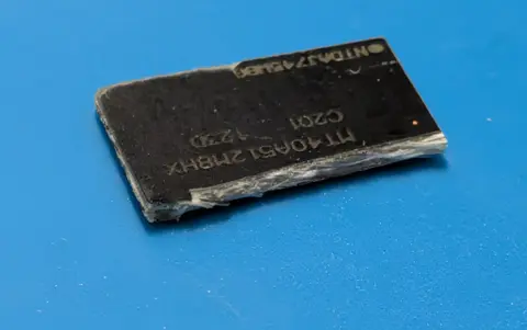Au apărut module de memorie DDR5 So-DIMM false, cu bucăți de plastic în locul cipurilor de memorie