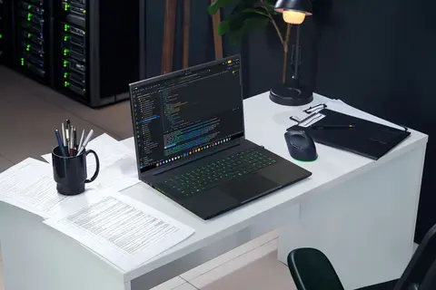 Prispela je najnovejša različica Razer Blade 18 – zmogljivost namiznega računalnika v prenosni obliki, s podporo za Dual-Mode