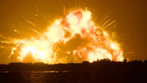 Blue-Origin-Rakete bei brutaler Explosion während eines Tests vernichtet