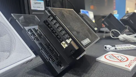 A Lian Li Edge Platinum V2 tápegységei elforgatott tápaljzatokkal érkeznek, és jelzik, ha ideje tisztítani a porszűrőt