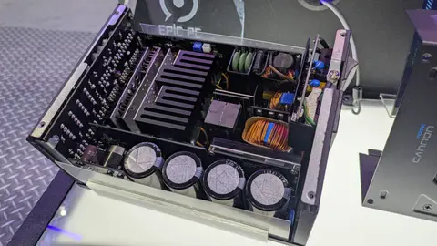 Az FSP standján egy 3300 W-os tápegység is lapult, sok egyéb mellett
