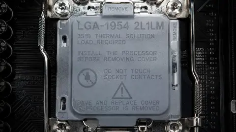 Uhvaćeno u objektiv: Intelovo buduće podnožje procesora LGA-1954 doista stiže s dvostrukim držačem