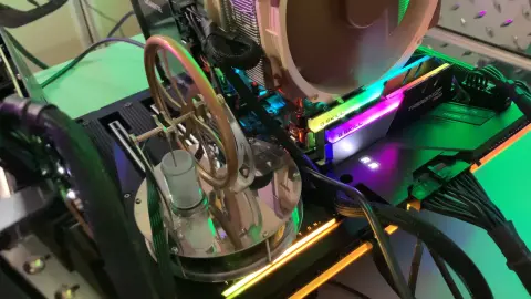 Stirling motort hajt az AMD RYZEN Threadripper alapú munkaállomás lapkakészletének hője