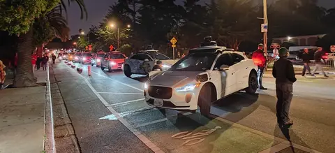 Szigorúbb szabályozás várhat a robottaxikra, miután komoly galibát okozott a Waymo