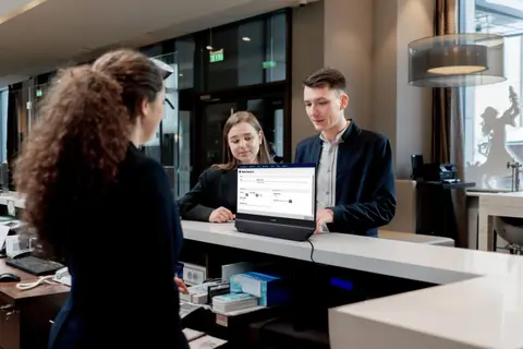 Philips pokazal dvostranski monitor – zaslon ima spredaj in zadaj