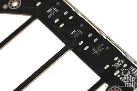 Meglepően rendhagyó nyomtatott áramköri lappal érkezik a Gigabyte AORUS RTX 5080 Infinity Wood