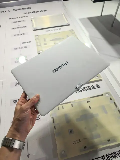Három kamerával, alig 800 grammos kivitelben érkezik a Huawei MateBook Pro S
