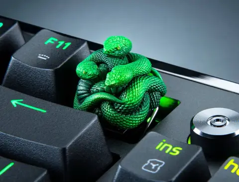 Iz Razerjevega logotipa so naredili ročno poslikano kapico tipke – v omejeni nakladi za oboževalce in zbiratelje