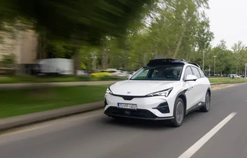 Robottaxikkal árasztja el Európát az Uber