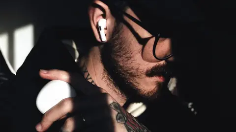 A apărut un videoclip în care se pot vedea AirPods-urile cu cameră în timpul utilizării