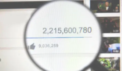 Döntött a YouTube, teljesen leegyszerűsíti a megtekintések számítását