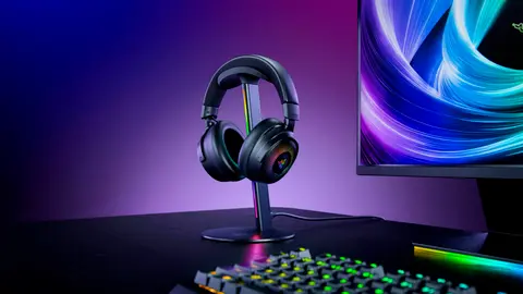 Új fejhallgató állvánnyal rukkolt elő a Razer – A fejhallgató leemelésekor automatikusan indulhat a játék, a stream vagy a film