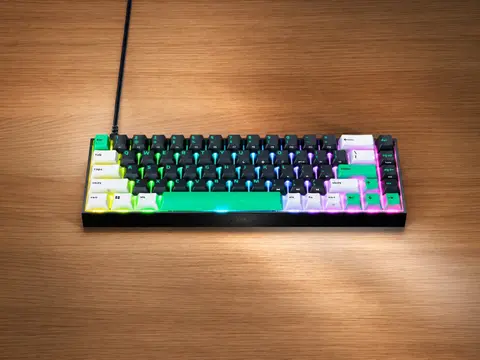 Razer Reclusa X Mini 65 – Kompakt mechanikus gamer billentyűzet pénztárcabarát kivitelben, cserélhető kapcsolókkal