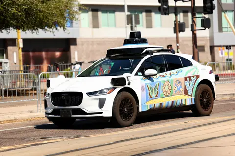 Fegyveres tinédzsereket fogott a Waymo