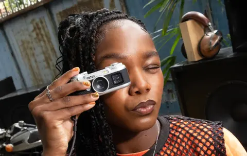 Érdekes lehetőségekkel lepi meg a vásárlókat a Fujifilm új retró kamerája
