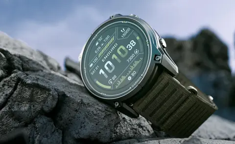 A Garmin új okosórája akár a végtelenségig mehet töltés nélkül