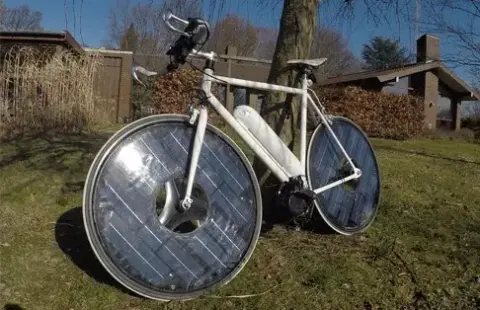 Napelemes kerekekkel jön az új elektromos kerékpár