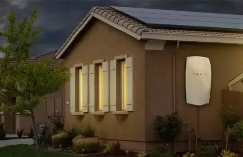 Háztartási akkumulátorokat kezd gyártani a Tesla