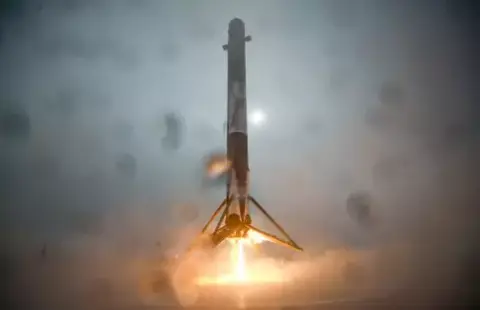 Leszállt, majd felborult a SpaceX rakétája