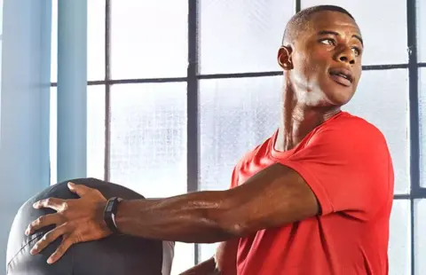 Saját GPS vevővel jön a Garmin új fitneszkarperece