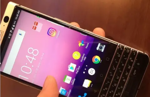 Lencsevégen a fizikai gombsorral érkező BlackBerry