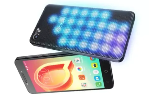 LED-es hátlappal várta standjára az embereket az Alcatel
