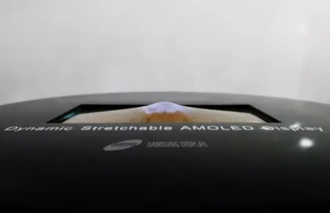 Samsung: Nyúlékony OLED, rekord pixelsűrűségű LCD és egyebek