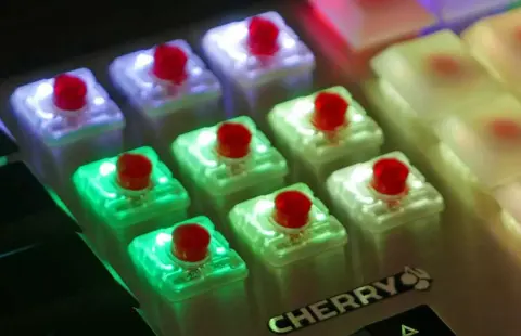 Alacsony profilú Cherry MX RGB kapcsoló érkezik