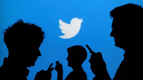 A Twitter elrejti a zaklatók tartalmait, hozzászólásait