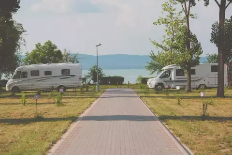 Nyártól a kempingezők is wifizhetnek a Balatonnál