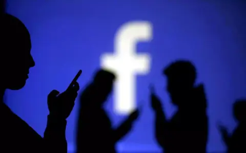 Megjelöli a politikai hirdetéseket a Facebook