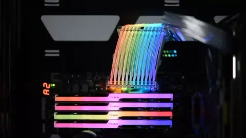 Itt az első RGB LED-es tápkábel