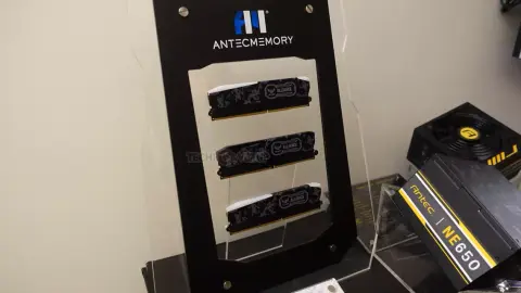 Memóriamodulok, házak és hűtők az Antec standján