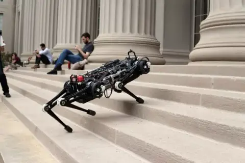 Vakon is képes egyenetlen terepen haladni az MIT új robotja