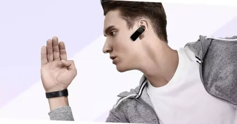Headset és fitneszkarperec egy testben