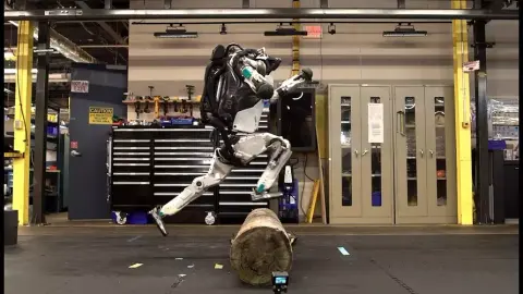 Így parkourozik a Boston Dynamics humanoid robotja