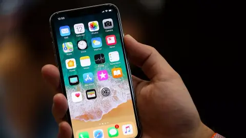 Apple: Meghibásodhat az iPhone X kijelzője, feledékeny lehet a MacBook Pro