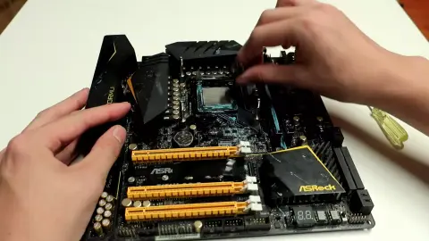 Core i9-9900K 5,5 GHz-en – egy Z170-es alaplapban