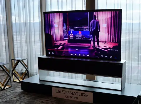 Idén boltokba kerül a feltekerhető LG TV