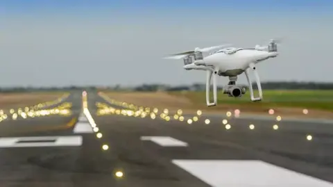 Egy drón megbénította a londoni Heathrow repülőteret